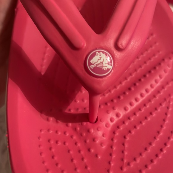 Women’s crocs hot pink men’s size 7 - Picture 2 of 12